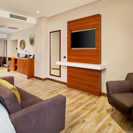 Protea Hotel By Marriott Pretoria Hatfield Exterior foto